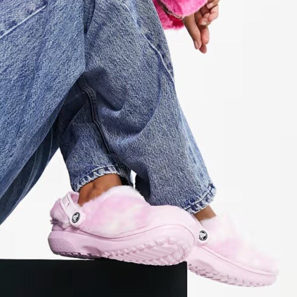 Crocs Classic Fur Sure clogs in pink - Picture 2 of 13